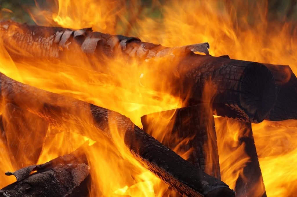 Oak - Small flames producing maximum heat.  Perfect for campfire cooking and keeping warm.